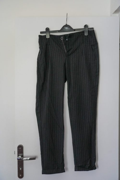 Pantalon noir lignes blanches