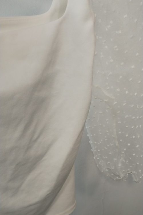 Blouse blanche et tulle à pois