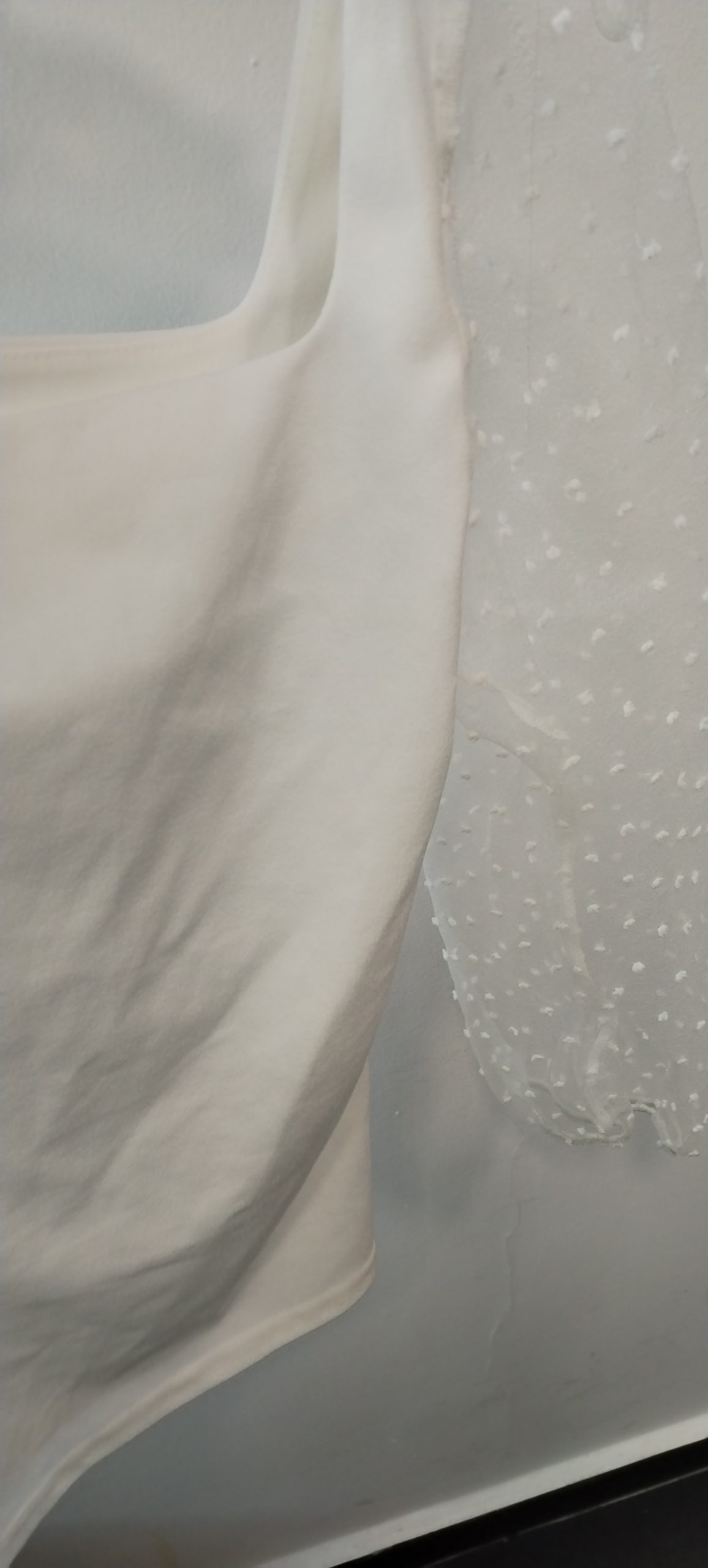 Blouse blanche et tulle à pois