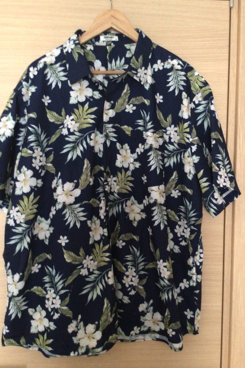 Chemise bleu marine à fleurs blanche